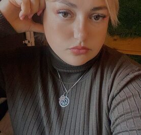 Аня